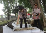 Polres Langkat beserta jajaran melaksanakan upacara ziarah di Taman Makam Pahlawan Pangkalanbrandan, Senin (24/6/2024). Waspada/ist