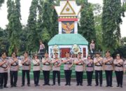 Kapolres Pematangsiantar AKBP Yogen Heroes Baruno (sepuluh kiri) pose bersama Kapolres Simalungun AKBP Choky Sentosa Meliala (sebelas kiri) dan lainnya usai ziarah dan tabur bunga di TMP Nagur, Senin (24/6)(Waspada-Ist).
