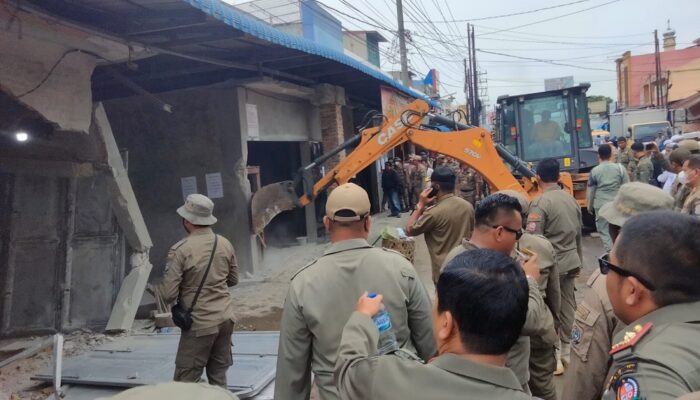 Tim Terpadu Pemkab DS Bongkar 6 Kios Tanpa IMB Dan Tertibkan PKL