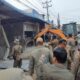 Satu unit alat berat sedang membongkar bangunan kios di areal Pasar Gambir Desa Bandar Klippa Kecamatan Percut Seituan yang tidak memiliki izin, Senin (24/6). (Waspada/Khairul K Siregar/B)