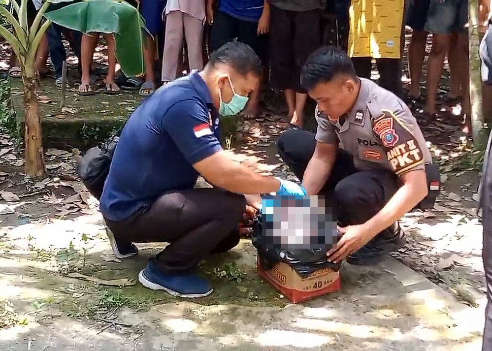 Personel Polres Asahan sedang mengevakuasi jasad janin yang ditemukan dikubur di tengah perkebunan masyarakat Kel Siumbut-umbut, Kec Kota Kisaran Timur, Kab Asahan. Waspada/Sapriadi