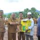 Asisten I Sekdakab Aceh Besar Farhan AP menyerahkan hand sprayer kepada para petani pada apel gabungan memperingati Hari Krida Pertanian tahun 2024, di halaman Kantor Bupati Aceh Besar, di Kota Jantho, Senin (24/6). (Waspada/Ist)
