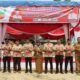 Pj Wali Kota Langsa, Syaridin, didampingi panitia, Saifullah dan peserta lainnya saat berfoto bersama dalam Kemsama Aceh - Sumatera Utara, di Bumi Perkemahan Swimbath, Gampong Pondok Keumuning, Kecamatan Langsa Lama, Senin (24/6). Waspada/Rapian