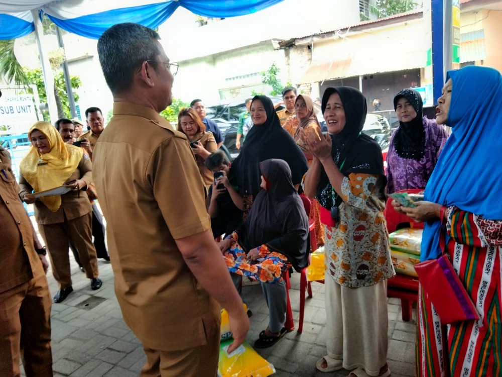 Pj. Bupati Deliserdang Ir. Wiriya Alrahman, MM, berdialog dengan kaum ibu saat meninjau pasar murah di Desa Bandar Khalifah Kecamatan Percut Seituan, Senin (24/6). (Waspada/Khairul K Siregar/B)