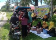 Tim GPM saat melayani pembelian pangan murah dari atas mobil bak terbuka, persis di tepi ruas jalan Provinsi Singkil-Kuala Baru di Desa Kayu Menang, Senin (24/6). WASPADA/Dinas Pangan.