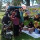 Tim GPM saat melayani pembelian pangan murah dari atas mobil bak terbuka, persis di tepi ruas jalan Provinsi Singkil-Kuala Baru di Desa Kayu Menang, Senin (24/6). WASPADA/Dinas Pangan.