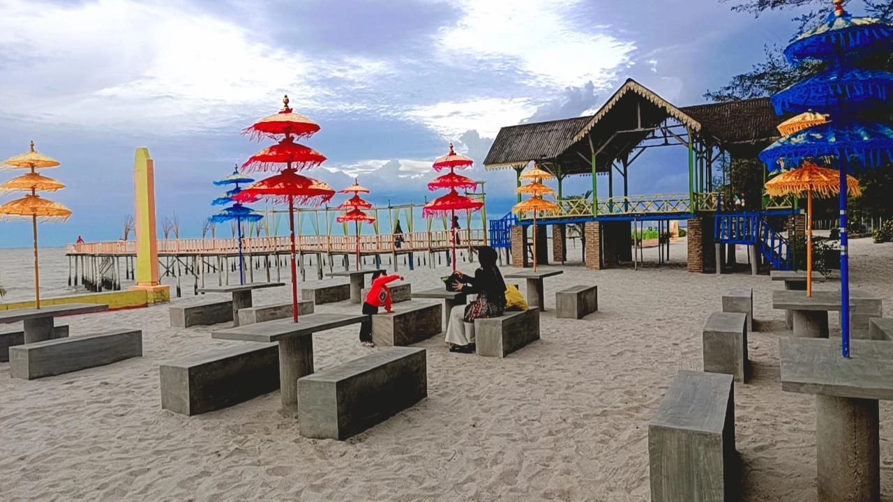 Spot baru yang ada di Pantai Cemara Kembar. Waspada/Darmawan