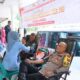 Kapolres Langsa AKBP Andy Rahmansyah, SIK SH. MH saat melaksanakan bakti kesehatan donor darah dan pengumpulan data base golongan darah anggota Polri untuk memperingati Hari Bhayangkara ke-78 di Tribun Lapangan Merdeka, Kota Langsa, Selasa (25/6). Waspada/dede