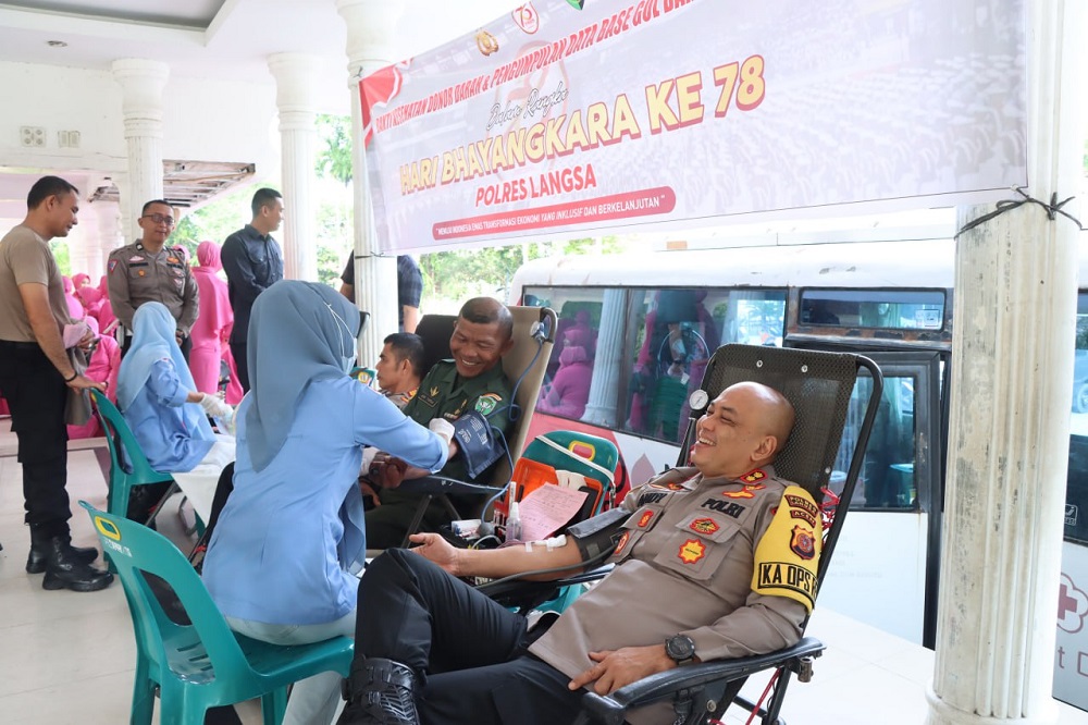 Kapolres Langsa AKBP Andy Rahmansyah, SIK SH. MH saat melaksanakan bakti kesehatan donor darah dan pengumpulan data base golongan darah anggota Polri untuk memperingati Hari Bhayangkara ke-78 di Tribun Lapangan Merdeka, Kota Langsa, Selasa (25/6). Waspada/dede