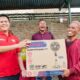 Wabup Sergai H. Adlin Tambunan menyerahkan hadiah lucky draw berupa kipas angin kepada Yanto pedagang sempol. Waspada/Darmawan