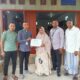 Petugas Baitul Mal Aceh Besar Farhan, menyerahkan secara langsung bantuan senilai Rp2 juta kepada korban angin kencang, Fatimah Wati di Gampong Gugop, Pulo Aceh, Selasa (25/6). (Waspada/Ist)