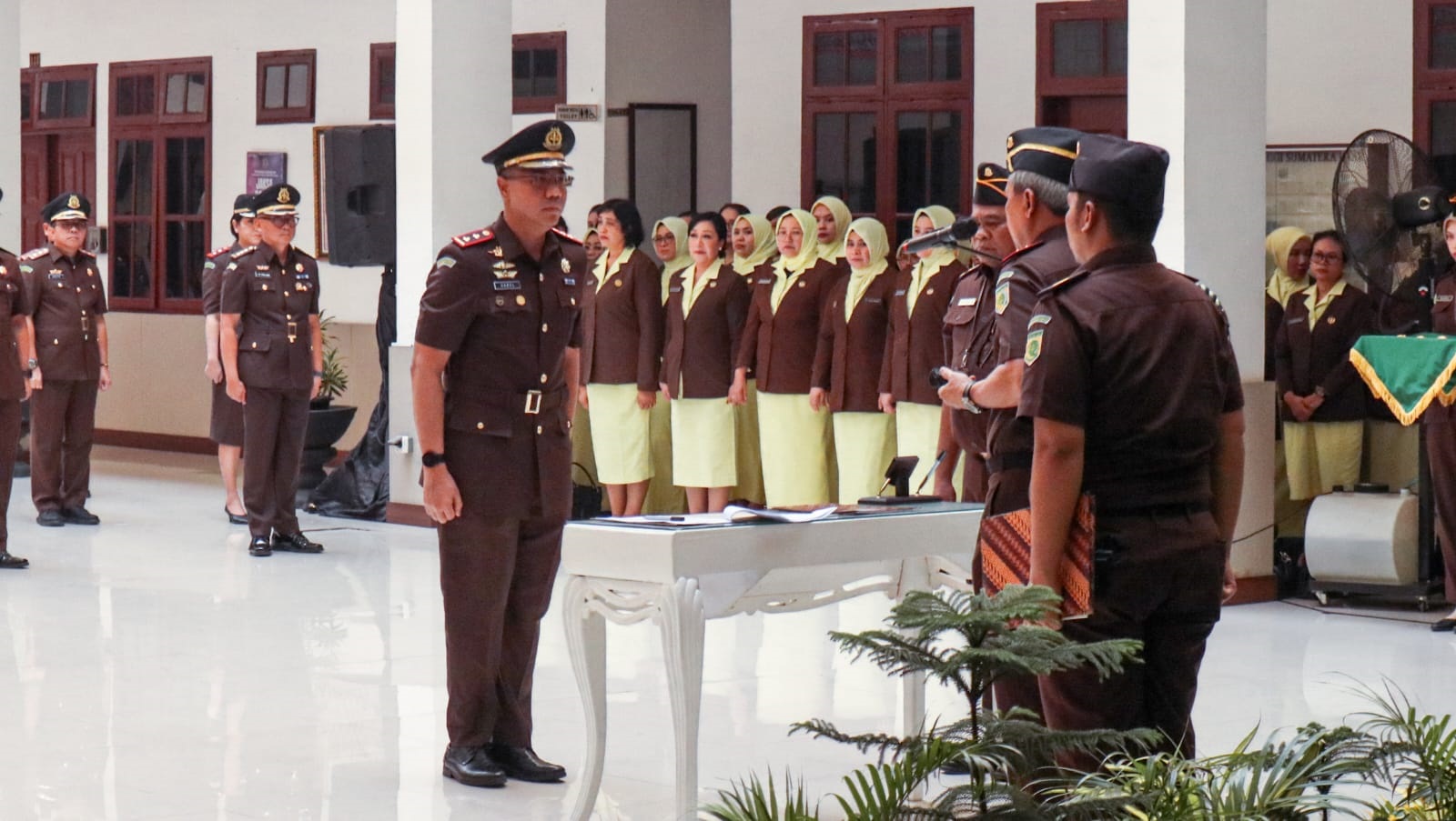 Kajatisu Idianto, SH, MH melantik Kajari Labuhanbatu Dr. Marlambson Carel Williams, SH, MH di Adhyaksa Hall Kejaksaan Tinggi Sumatera Utara. (Waspada/Ist)
