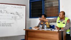 Kasat Lantas Polres Aceh Timur Iptu Eko Suhendro SH, mendampingi Ditlantas Polda Aceh dan Tim Traffic Accident Analysis (TAA) Polda Sumatera Utara, melakukan gelar perkara di Polres Aceh Timur di Peudawa, Senin (24/6). Waspada/H. Muhammad Ishak