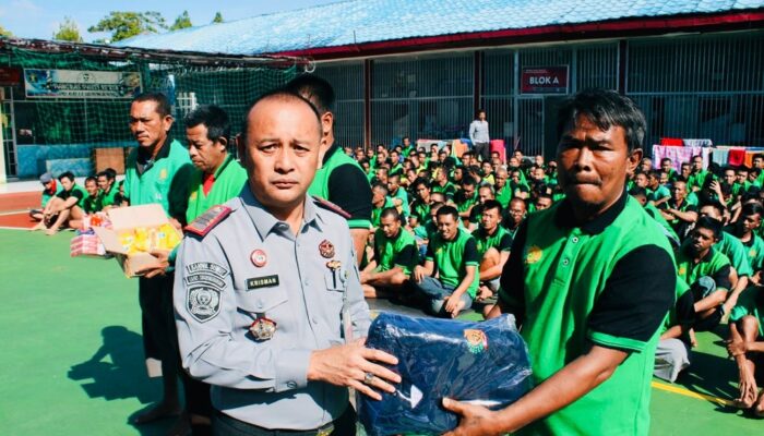 Lapas Siborongborong Bagikan Seragam Dan Perlengkapan Mandi WBP