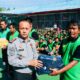 Kepala Lapas Siborongborong, Krisman Ziliwu membagikan baju seragam kepada warga binaan. Waspada/ist