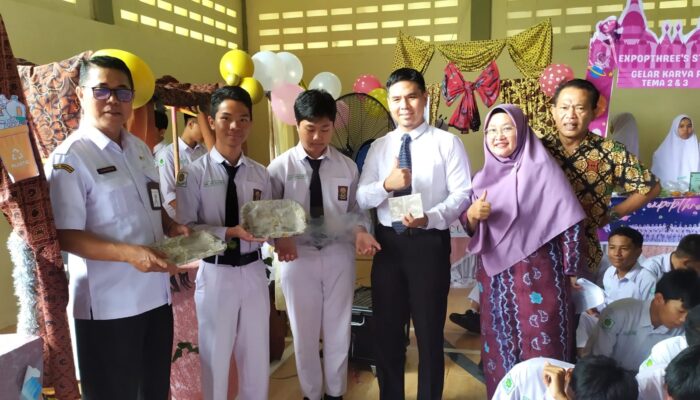 SMA Nurul ‘Ilmi Padangsidimpuan Ciptakan Bioplastik Dari Singkong Dan Biji Salak