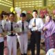 Wakil Pimpinan Perguruan Islam BM Muda Nurul ‘Ilmi Padangsidimpuan, Syahlan Ginting SE, MAIMM (3 kanan), Kacabdis Pendidikan Wilayah XI, Drs. Oloan Nasution (kiri) dan Kepala SMA Nurul ‘Ilmi Padangsidimpuan, Elfira Rosa Nasution, S.Pd, (2 kanan) foto bersama dengan siswa yang menciptakan bioplastik dari pati singkong dan biji salak pada 29 Mei 2024. Waspada/Mohot Lubis