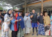 Wabup Sergai Adlin Tambunan bersama warga usai sarapan pagi di warung lontong di Dusun II Desa Cempedak Lobang Kec.Sei Rampah setelah joging pagi, Rabu (26/6) Waspada/Edi Saputra