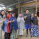 Wabup Sergai Adlin Tambunan bersama warga usai sarapan pagi di warung lontong di Dusun II Desa Cempedak Lobang Kec.Sei Rampah setelah joging pagi, Rabu (26/6) Waspada/Edi Saputra