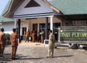 Bupati Labura saat memantau tes urine bagi ASN di Kantor Dinas Pertanian Labura beberapa waktu lalu. (Waspada/Ilyas Munthe)