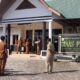 Bupati Labura saat memantau tes urine bagi ASN di Kantor Dinas Pertanian Labura beberapa waktu lalu. (Waspada/Ilyas Munthe)