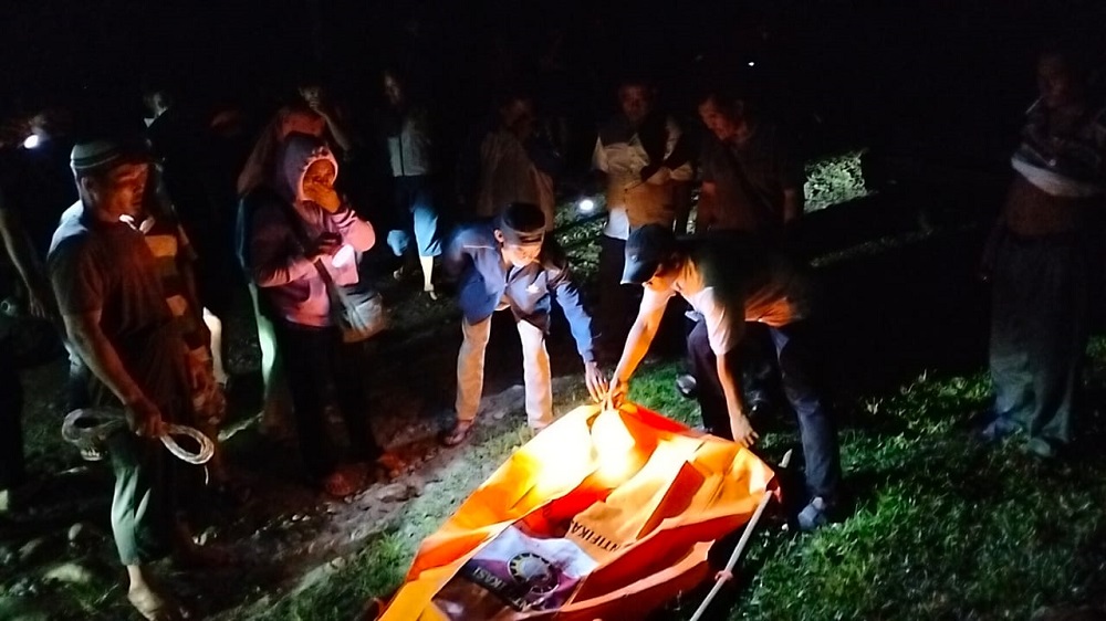 Personel Polsek Kotarih mengevakuasi jasad Resolrianna Sinaga dari Sungai Buaya. Waspada/ist