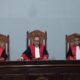 Majelis hakim PT Aceh diketuai Syamsul Qamar dibantu anggota M Joni Kemri dan Taqwaddin sedang membacakan putusan dalam kasus korupsi alat-alat pertanian di Abdya, berlangsung di gedung PT Aceh, Selasa (04/06/24).(Waspada/Ist)