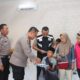 Wakapolres Batubara Kompol Imam Alriyuddin menyerahkan bantuan kepada anak yang mengikuti khitanan massal di Polres Batubara.(Waspada/Ist )