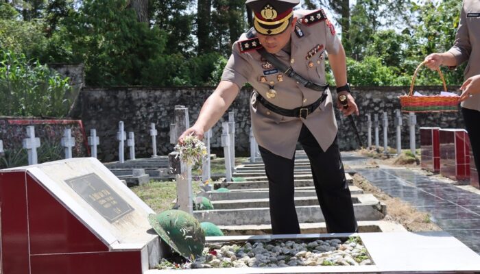 Kapolres Humbahas Dan Kapolres Taput Ziarah Ke Taman Makam Pahlawan