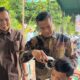 Pj Wali Kota Tebingtinggi, Dr Moettaqien Hasrimi, S.STP, M.Si didampingi Camat Rambutan, Marwansyah Harahap saat memangkas rambut remaja yang hadir pada kegiatan pangkas gratis di Kantor Kecamatan Rambutan, Kota Tebingtinggi. Waspada/Kristian Brahmana