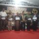 Setelah memberikan piagam penghargaan, Pj Bupati Syakir foto bersama. Waspada/Seh Muhammad Amin