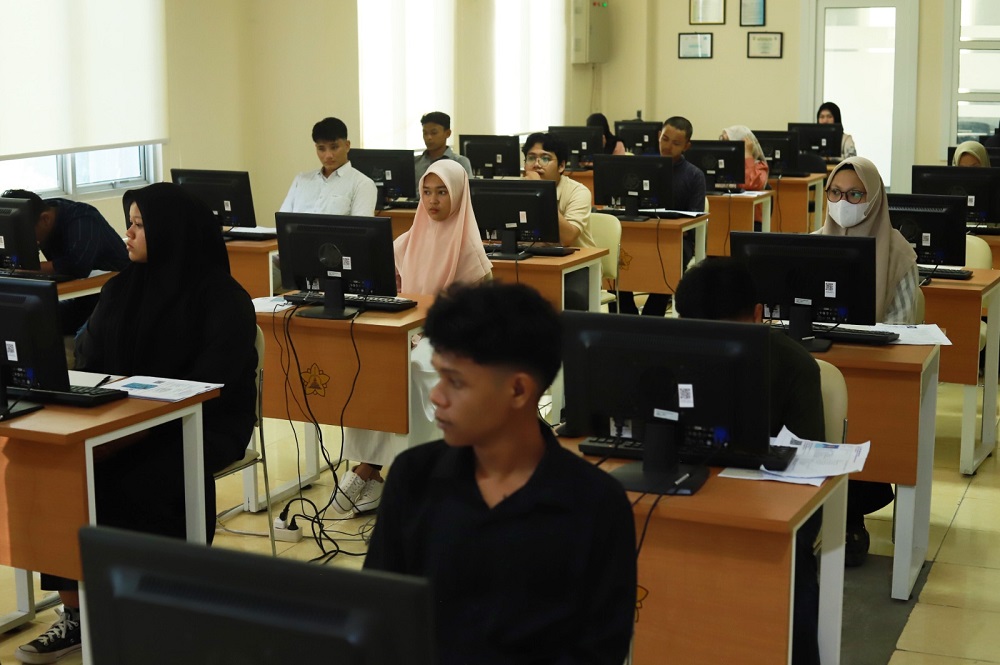 Peserta UTBK jalur SMMPTN Barat 2024 mengikuti ujian di Universitas Syiah Kuala yang berlangsung mulai 27-29 Juni 2024. Waspada/Munawardi
