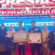 Pj Wali Kota Langsa, Syaridin didampingi Ketua TP PKK Kota Langsa, Yunita, saat menerima perhargaan GDPK Award tahun 2024 peringkat III di tingkat Nasional dari BKKBN RI, di PO Hotel Semarang, Kota Semarang, Jawa Tengah, Rabu (26/6). Waspada/Ist.