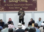 Pj Wali Kota Tebingtinggi, Dr Moettaqien Hasrimi, S.STP, M.Si saat memberikan arahan serta berfoto bersama masyarakat Kecamatan Tebingtinggi Kota, dan Kecamatan Bajenis Kota Tebingtinggi. Waspada/Kristian Brahmana