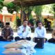 Bupati Labura Hendriyanto Sitorus, MM bersama wakilnya Samsul Tanjung saat menyerahkan bantuan benih padi ke sejumlah kelompok tani beberapa waktu lalu. (Waspada/Kominfo)