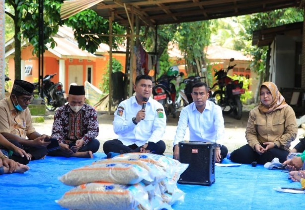 Bupati Labura Hendriyanto Sitorus, MM bersama wakilnya Samsul Tanjung saat menyerahkan bantuan benih padi ke sejumlah kelompok tani beberapa waktu lalu. (Waspada/Kominfo)