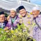 Kapolres Sidimpuan AKBP Dudung Setyawan akrab bersama Calhaj yang akan diberangkatkan menuju Arsama Haji Medan. (Waspada/Ist)