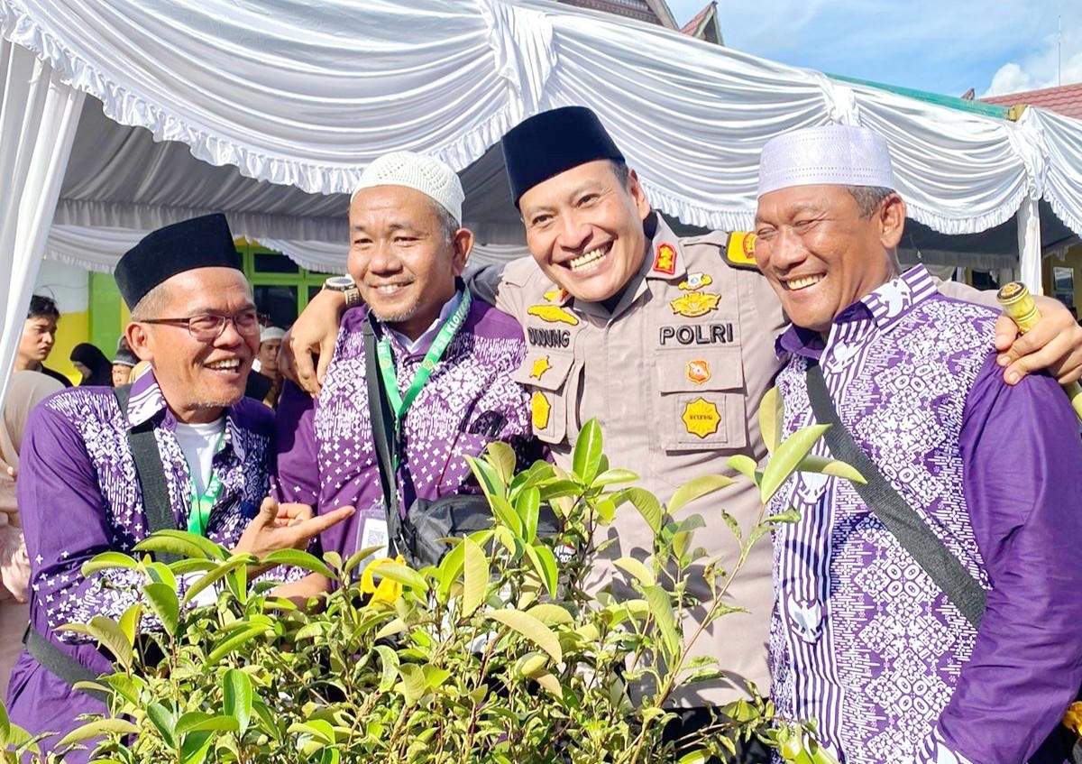 Kapolres Sidimpuan AKBP Dudung Setyawan akrab bersama Calhaj yang akan diberangkatkan menuju Arsama Haji Medan. (Waspada/Ist)