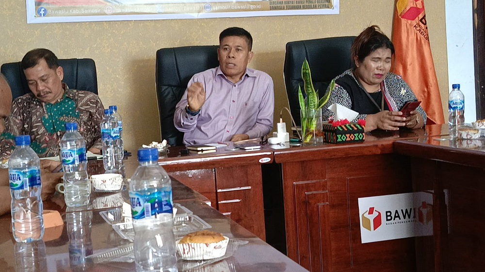 BAWASLU Samosir saat menggelar sosialisasi dalam rangka persiapan pengawasan pelaksanaan pemungutan suara ulang (PSU). Waspada/Valen.