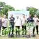 Kapolres Aceh Timur AKBP Nova Suryandaru SIK, bersama Pj Bupati Aceh Timur Ir Mahyuddin M.Si, bersama pejabat lainnya berfoto saat melakukan penanaman pohon di Lapangan Pusat Perkantoran Pemkab Aceh Timur di Idi, Kamis (27/6). Waspada/H. Muhammad Ishak