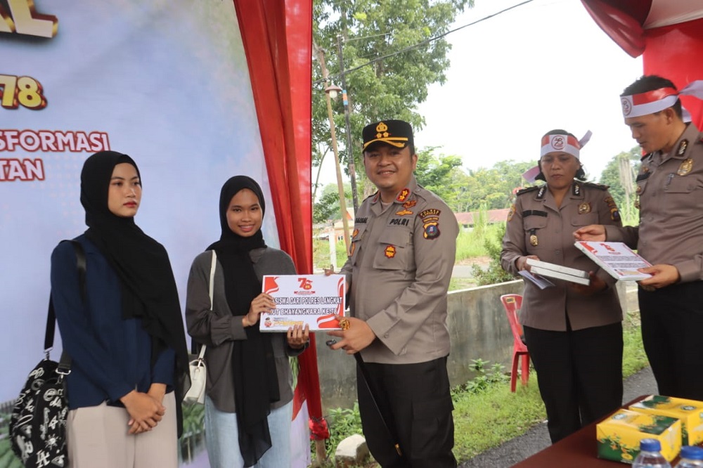 Kapolres Langkat, AKBP Faisal Rahmat HS, SIK, SH, MH, menyerahkan beasiswa, penebaran benih ikan, dan penyerahan bibit pohon kepada masyarakat, Kamis(27/6/24). Waspada/ist