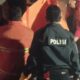 PETUGAS Kepolisian dan Damkar saat melakukan evakuasi para korban dari lokasi kejadian untuk dibawa sementara ke RSU Kabanjahe. Waspada/Ist