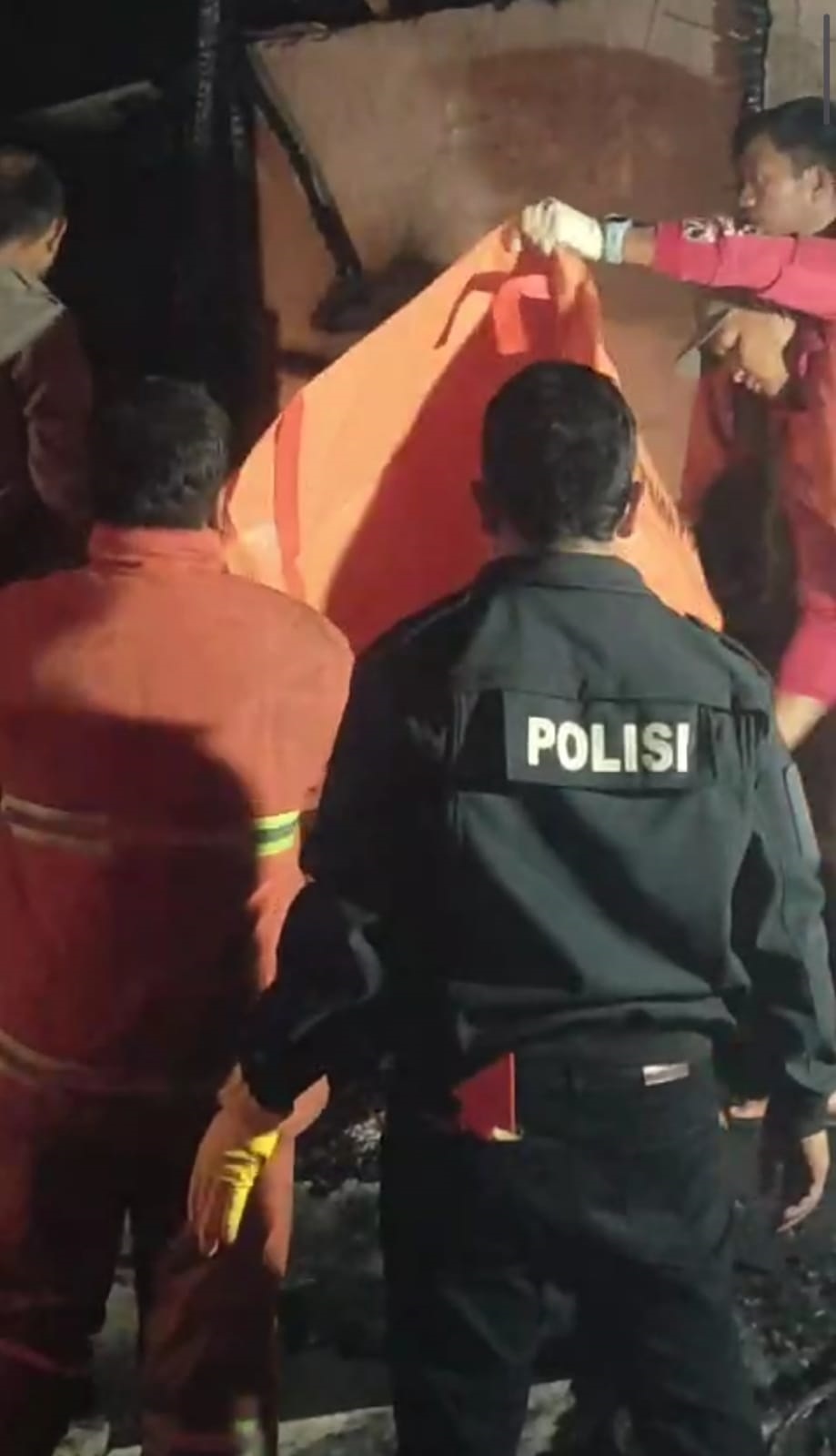 PETUGAS Kepolisian dan Damkar saat melakukan evakuasi para korban dari lokasi kejadian untuk dibawa sementara ke RSU Kabanjahe. Waspada/Ist