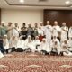 Ustadz Muadz Vohri didampingi petugas Haji Kemenag Aceh Singkil Istadi Putra dan Riduan Manik saat menggelar doa bersama di Mushola Hotel Al-Mashaher Makkah, Rabu 26 Juni 2024. WASPADA/Dok Riduan Manik