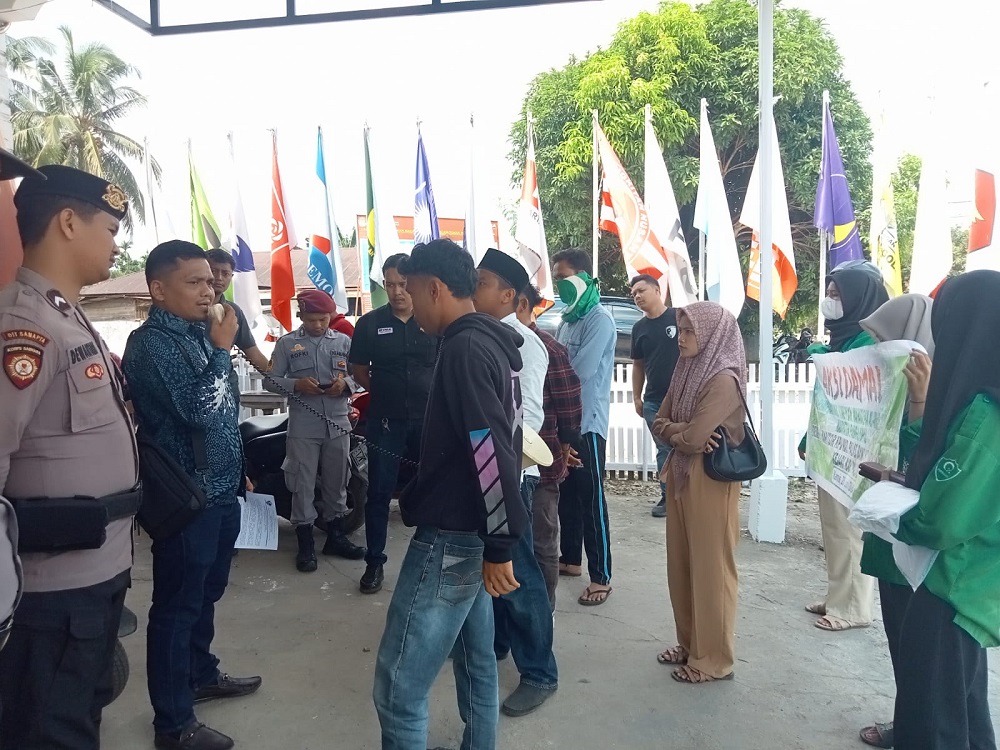 HIMMAH Palas menggelar aksi unjuk rasa di Kantor KPU Palas terkait dugaan Pungli rekrutmen PPK dan PPS Pilkada Palas 2024, Kamis (27/6) (Waspada/Muhammad Satio)