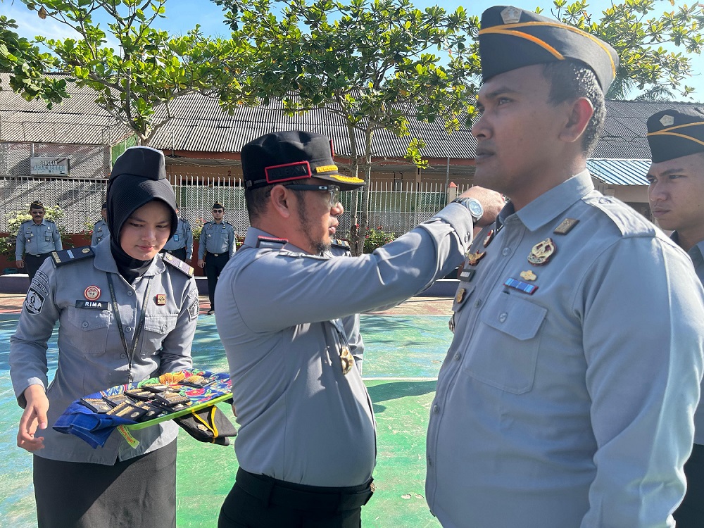 JALANNYA apel penyematan tanda kenaikan pangkat dan pelepasan pegawai di Lapas Kelas IIA Labuhan Ruku Kanwil Kemenkumham Sumut. Waspada/Ist