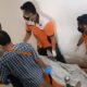 Personel Polsek Siantar Timur dan personel Polres Pematangsiantar bersama petugas BPBD Pemko mengevakuasi jenazah warga Kota Semarang yang meninggal dalam sudah mulai membusuk di kamar kos-kosan komplek Megaland, Jl. Sangnaualuh, Kel. Siopatsuhu, Kec. Siantar Timur, Kamis (27/6) pukul 15:00.(Waspada-Ist).