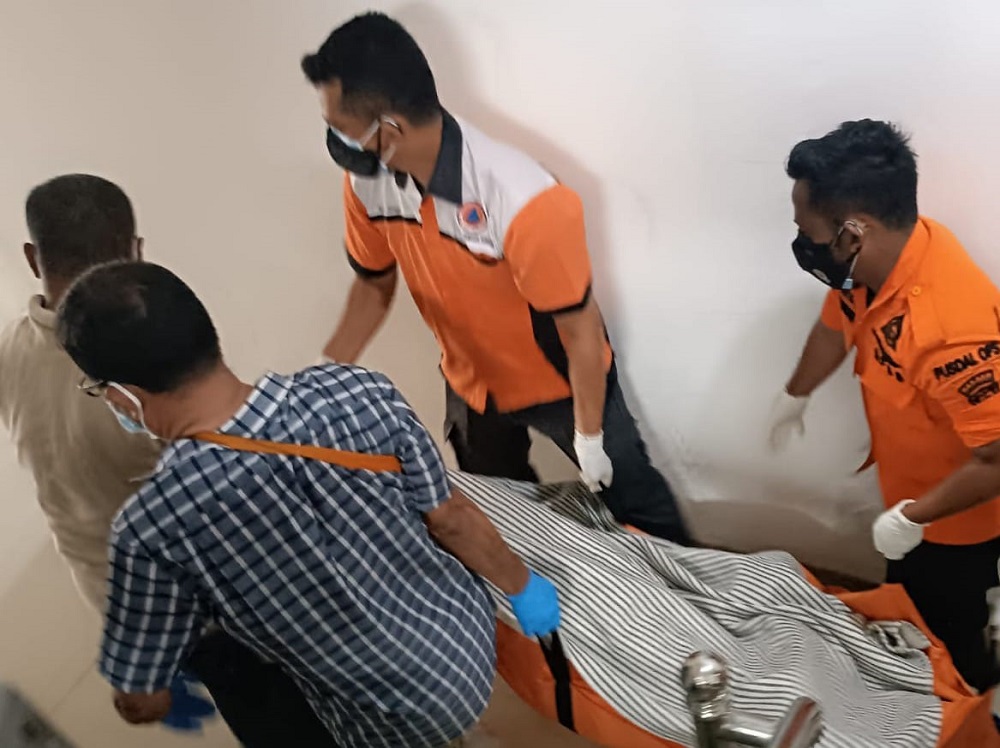 Personel Polsek Siantar Timur dan personel Polres Pematangsiantar bersama petugas BPBD Pemko mengevakuasi jenazah warga Kota Semarang yang meninggal dalam sudah mulai membusuk di kamar kos-kosan komplek Megaland, Jl. Sangnaualuh, Kel. Siopatsuhu, Kec. Siantar Timur, Kamis (27/6) pukul 15:00.(Waspada-Ist).