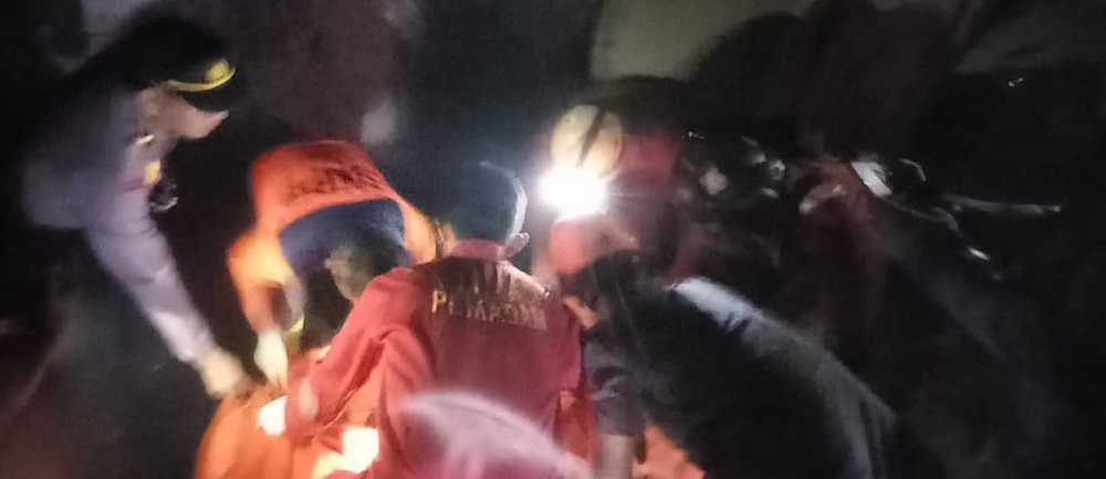 Personel Polsek Siantar Utara bersama personel Polres Pematangsiantar dan petugas BPBD Pemko mengevakuasi jenazah dua korban kebakaran terdiri ayah dan putrinya di Jl. Mojopahit, Kel. Baru, Kec. Siantar Utara, Jumat (28/6) pukul 00:30.(Waspada-Ist).
