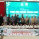 Pj Bupati Aceh Besar Muhammad Iswanto, Pimpinan Pesantren Modern Tgk Chiek Oemar Diyan Tgk H Fakhruddin Lahmuddin MPd, para kepala OPD, wali santri, dan para santri foto bersama usai pelepasan, di Meuligoe Bupati Aceh Besar, Kota Jantho, pada Kamis (27/6) sore.(Waspada/Ist)